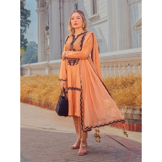 A-Meenah | Qazaq Luxury Pret FW/22 | 05 Noor Gul